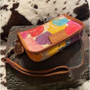 Dooney Vintage wristlet, heart design super cute🩷💙